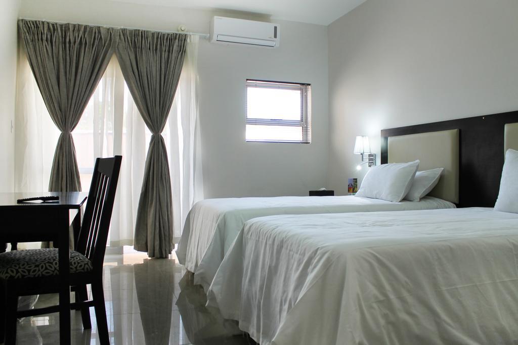 The George Hotel Манзини Екстериор снимка